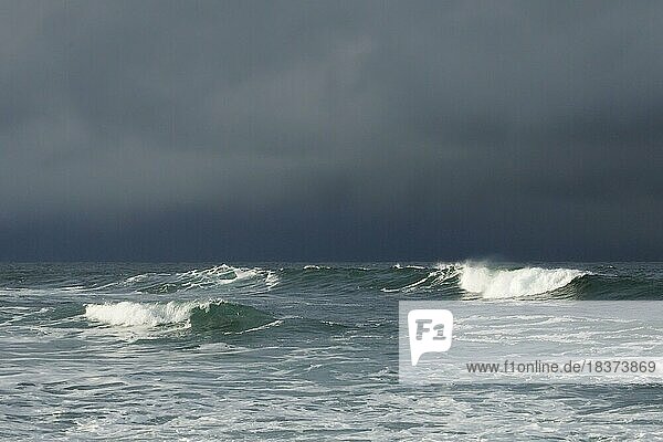 Grosse Wellen brechen im offenen Meer und bei dramtischem Licht vor der Nordküste Irlands  Fintra Beach im County Donegal
