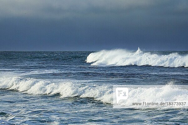 Wellen brechen im offenen Meer vor der Südküste Englands  County of Dorset bei West Lulworth