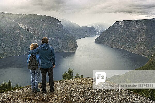Vater und Tochter schauen auf dem Berg Prest über den Aurlandsfjord in Norwegen