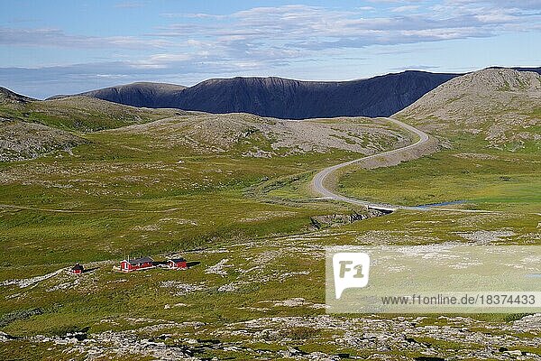 Grünes Land mit kargen  steinigen Bergen  einzelne Hütten  Gamvik  Arktis  Finnmark  Norwegen  Europa