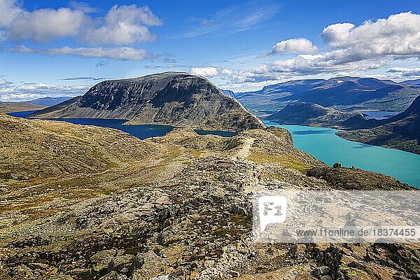 Wanderer laufen auf dem berühmten Besseggen Grat im Jotunheimen-Gebirge  Norwegen  Europa