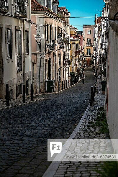 Häuserfronten  enge Straßen  Gassen und Treppen  in einer Historischen Altstadt. schöner Urbaner Ort  Mártires am Morgen in der hauptstadt Lissabon  Portugal  Europa