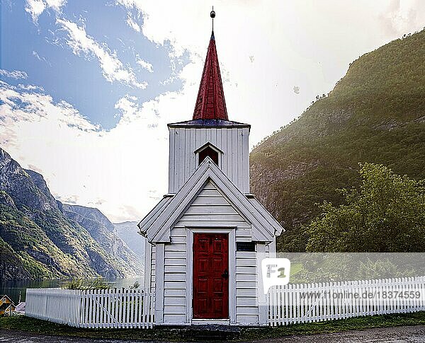 Die kleinste Stabkirche Skandinaviens in Undredal am Aurlandsfjord in Norwegen