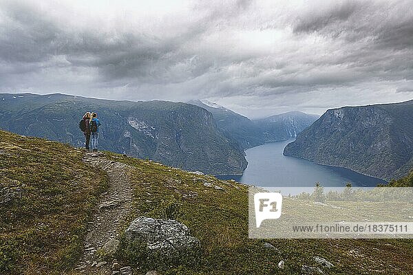 Zwei Frauen schauen vom Berg über den Aurlandsfjord in Norwegen