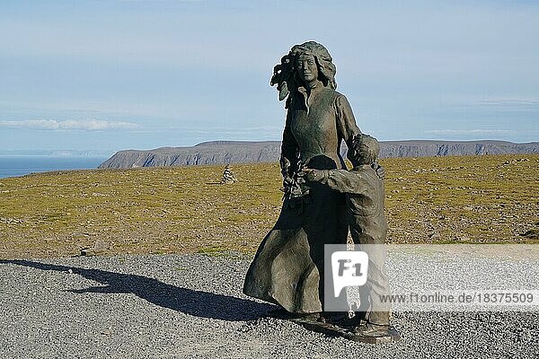 Figur mit Mutter und Kind auf dem Nordkapplateau  Kommune Nordkapp  Finnmark  Norwegen  Europa