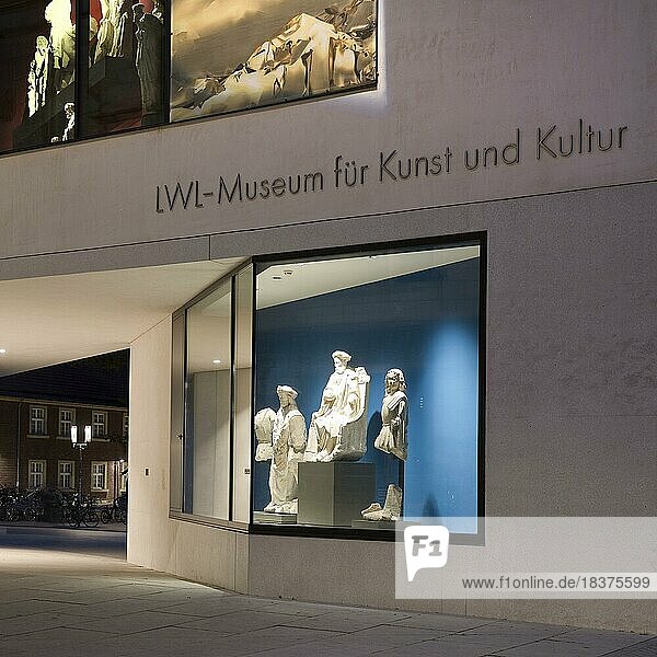 LWL Museum für Kunst und Kultur am Abend  Münster  Nordhein-Westfalen  Deutschland  Europa