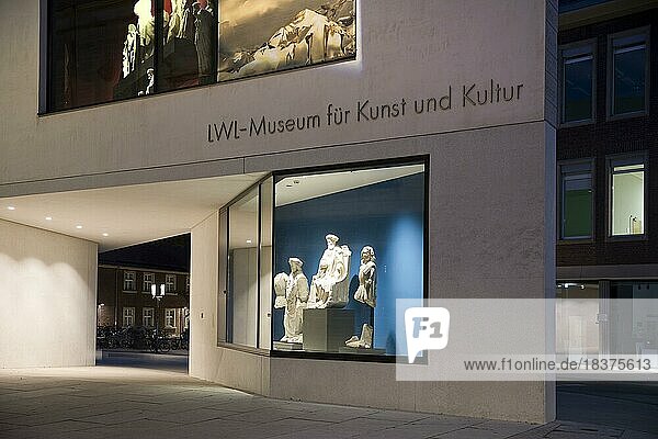 LWL Museum für Kunst und Kultur am Abend  Münster  Nordhein-Westfalen  Deutschland  Europa