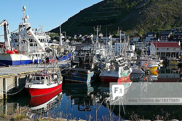 Hafen mit kleinen Fischerbooten  die sich im ruhigen Wasser spiegeln  Honningsvag  Finnmark  Nordkap  Norwegen  Europa