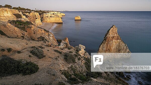 Sonnenuntergang am Praia da Marinha  Felsen und Klippen  Steilküste an der Algarve  Portugal  Europa