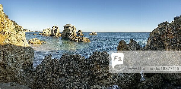 Praia dos Arrifes  Felsen und Meer an der Algarve  Portugal  Europa