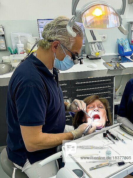Zahnarzt macht Zahnprophylaxe führt Zahnbehandlung Kariesbehandlung durch  Deutschland  Europa