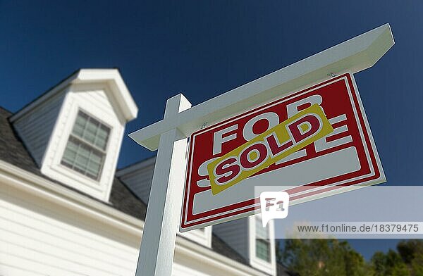 Verkauft für Verkauf Immobilien Schild vor dem neuen Haus