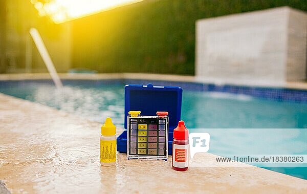 Mini Tester für die Schwimmbadpflege. Wassertestkit für Schwimmbäder  Chlor und Ph Tester für Schwimmbäder. Chlortestgerät am Rand des Pools