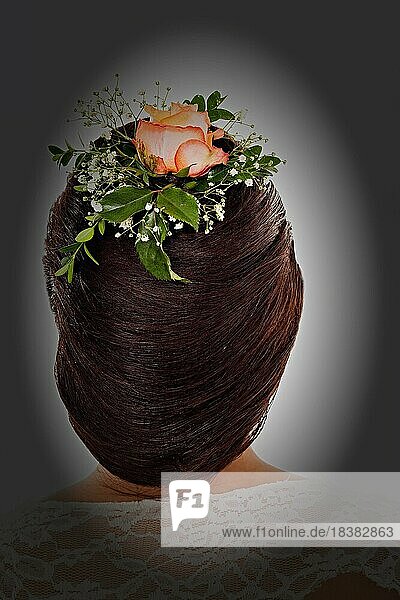 Haarfrisur  hoch gestecktes Haar mit eingearbeiteter Blume  Studioaufnahme