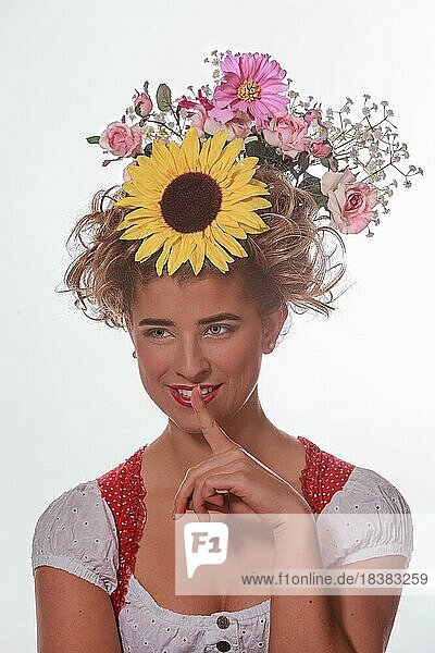 Frau mit Hochsteckfrisur und Sommerblumen im Haar