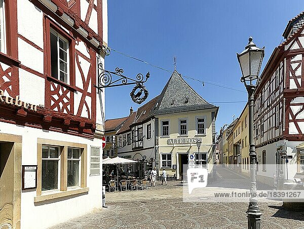 Alte Post und Haus zum Raben am Rossmarkt  Alzey  Rheinland-Pfalz  Deutschland  Europa