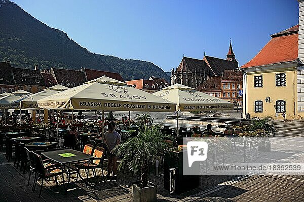 Street café in the old town on Piata Sfatului Square of Brasov  Brasov  Transylvania  Romania  Europe