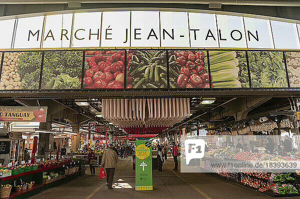 Ausgestellte regionale Produkte auf dem Jean-Talon-Markt (Marche Jean-Talon)  Montreal  Quebec  Kanada  Nordamerika