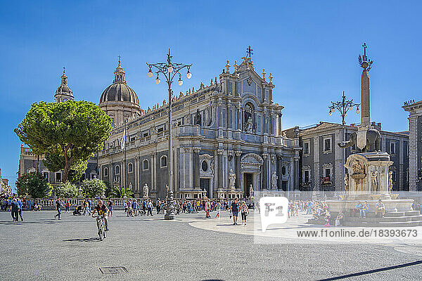Blick auf den Dom von Sant'Agata und den Elefantenbrunnen  Piazza Duomo  Catania  Sizilien  Italien  Mittelmeer  Europa