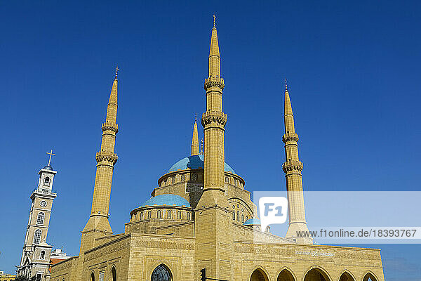 Glockenturm der maronitischen St.-Georgs-Kathedrale und sunnitische Mohammed al-Amine-Moschee  Beirut  Libanon  Naher Osten