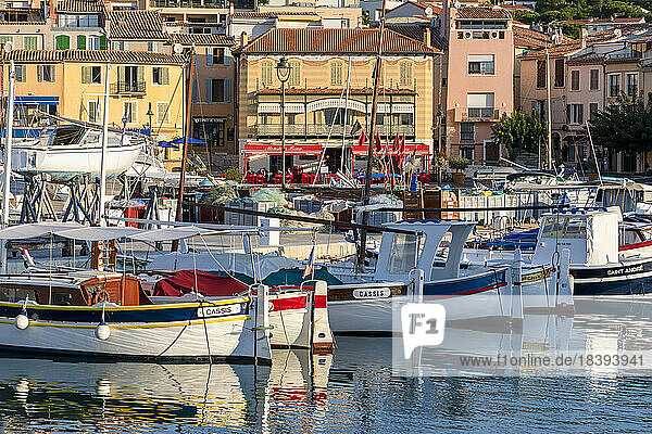Der Hafen von Cassis  Cassis  Bouches du Rhone  Provence-Alpes-Cote d'Azur  Frankreich  Westeuropa