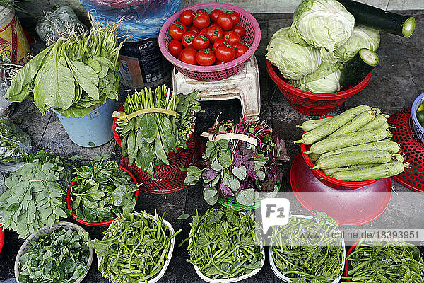 Gemüse und frische Kräuter  vietnamesischer Markt für lokale Lebensmittel  Hanoi  Vietnam  Indochina  Südostasien  Asien