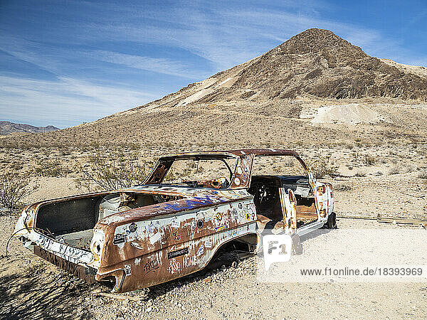 Verlassenes Auto in Rhyolite  einer Geisterstadt in Nye County  in der Nähe des Death Valley National Park  Nevada  Vereinigte Staaten von Amerika  Nord-Amerika