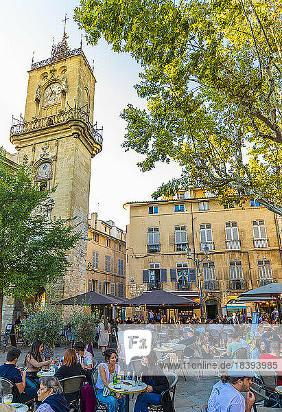Menschen essen und trinken in einem Café im Freien  Aix-en-Provence  Bouches-du-Rhone  Provence-Alpes-Cote d'Azur  Frankreich  Westeuropa