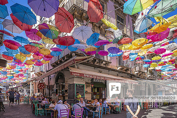 Blick auf bunte Sonnenschirme und Restaurants in der Via Gisira  Catania  Sizilien  Italien  Mittelmeer  Europa