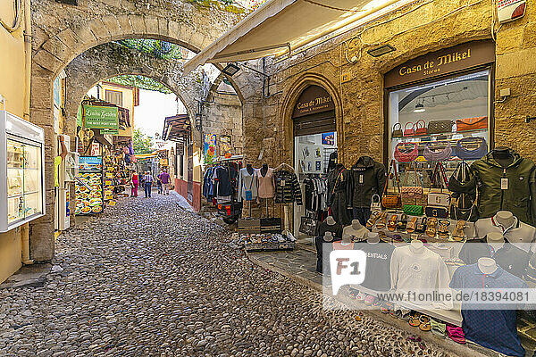 Blick auf Geschäfte in einer Kopfsteinpflasterstraße  Altstadt von Rhodos  UNESCO-Weltkulturerbe  Rhodos  Dodekanes  Griechische Inseln  Griechenland  Europa
