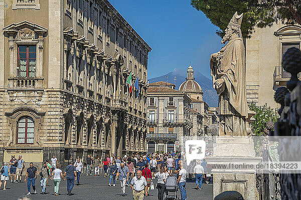 Blick auf die Piazza Duomo und den Ätna im Hintergrund  Catania  Sizilien  Italien  Mittelmeer  Europa