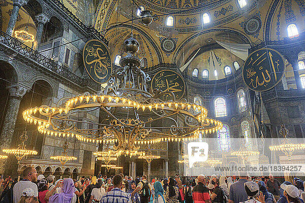 Innenraum  Große Moschee Hagia Sophia  360 n. Chr.  UNESCO-Weltkulturerbe  Istanbul  Türkei  Europa