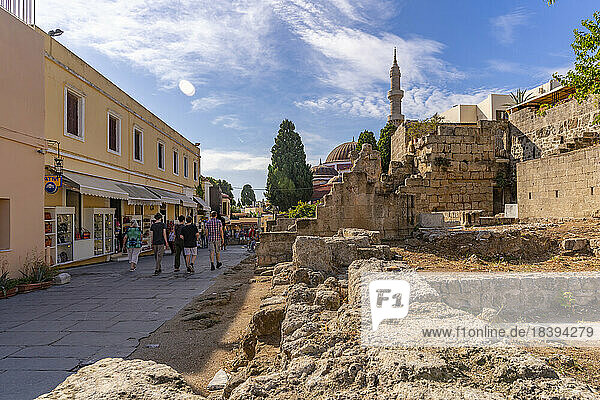 Blick auf die Sultan-Mustafa-Moschee  Altstadt von Rhodos  UNESCO-Weltkulturerbe  Rhodos  Dodekanes  Griechische Inseln  Griechenland  Europa