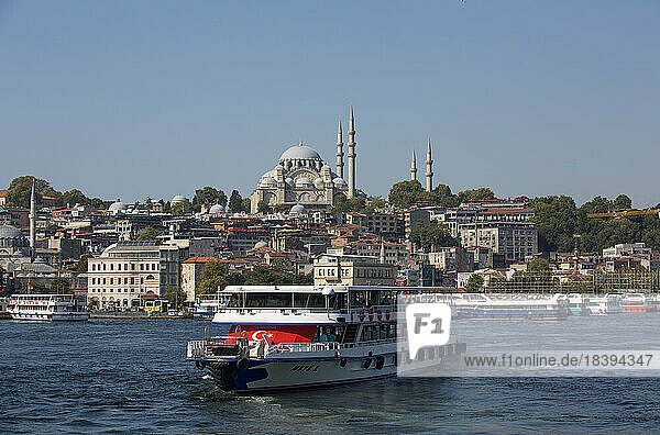 Touristenboote  Süleymaniye-Moschee im Hintergrund  Untere Bucht des Goldenen Horns  Istanbul  Türkei  Europa