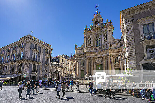 Blick auf ein Café und die Kirche Basilica della Collegiata  Catania  Sizilien  Italien  Mittelmeer  Europa