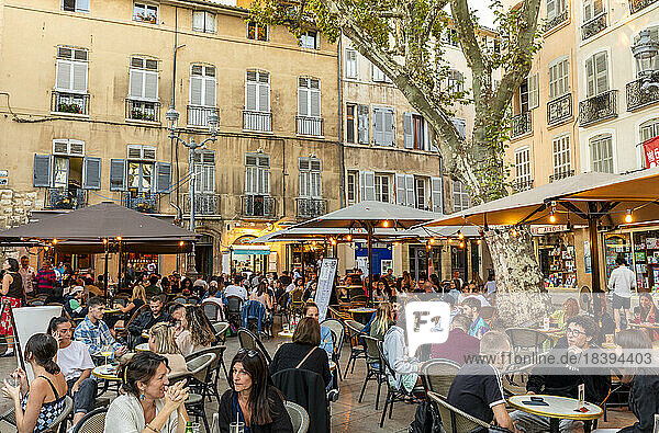 Menschen essen und trinken in einem Café im Freien  Aix-en-Provence  Bouches-du-Rhone  Provence-Alpes-Cote d'Azur  Frankreich  Westeuropa