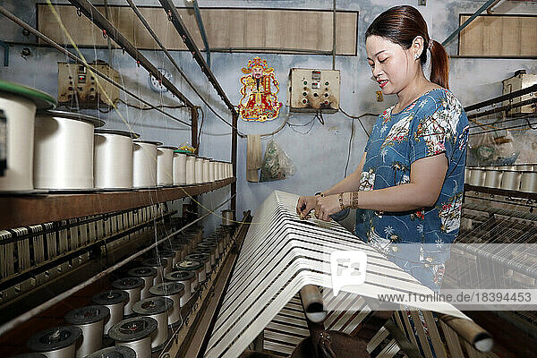 Frau arbeitet in einer traditionellen Seidenfabrik  Tan Chau  Vietnam  Indochina  Südostasien  Asien