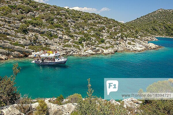 Ausflugsschiff in einsame Bucht in türkische Ägäis  Demre  Provinz Antalya  Türkei  Asien