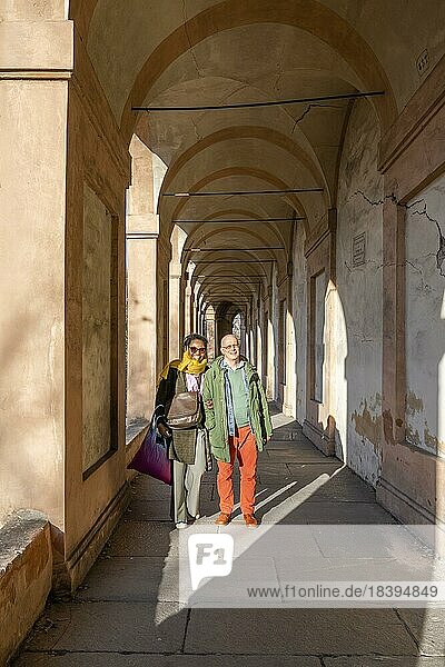 Ehepaar lächelt in Kamera  Arkaden zum Colle della Guardia  längster Arkadengang der Welt  Portico di San Luca  Bologna  Emilia-Romagna  Italien  Europa