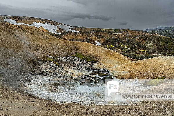 Dampfende heiße Quelle  bunte Rhyolith Berge  Vulkanlandschaft  Erosionslandschaft  Landmannalaugar  Fjallabak Naturreservat  isländisches Hochland  Suðurland  Island  Europa