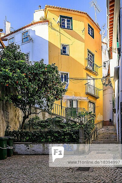 Alte Wohnhäuser in engen Gassen und historischen Straßen. Alte Häuserfronten am morgen und bei Sonnenschein. die Altstadt von alfama  Lissabon  Portugal  Europa