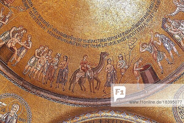 Vorhalle mit vergoldeten Mosaiken und Themen aus dem Alten Testament  Westportal  Basilica di San Marco  Venedig  Italien  Europa