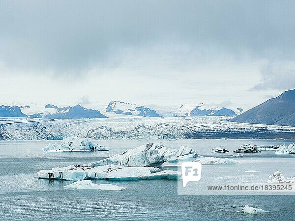 Gletscherlagune Jökulsarlon  Eisberge mit Gletscher  Vatnajökull-Nationalpark  Hornafjörður  Südisland  Island  Europa