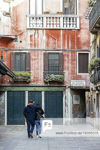 Paar  Frau und Mann  in den Gassen von Venedig  Italien  Europa
