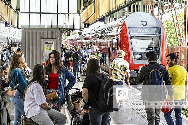 Viele Menschen auf Reisen  im Hauptbahnhof warten sie auf ihren Zug  Stuttgart  Baden-Württemberg  Deutschland  Europa