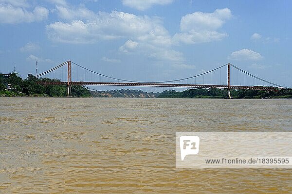 Brücke über den Fluss Madre de Dios  Puerto Maldonado  Peru  Südamerika