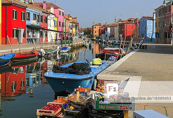Kanal und bunte Häuser auf der Isola di Burano  Venedig  Italien  Europa