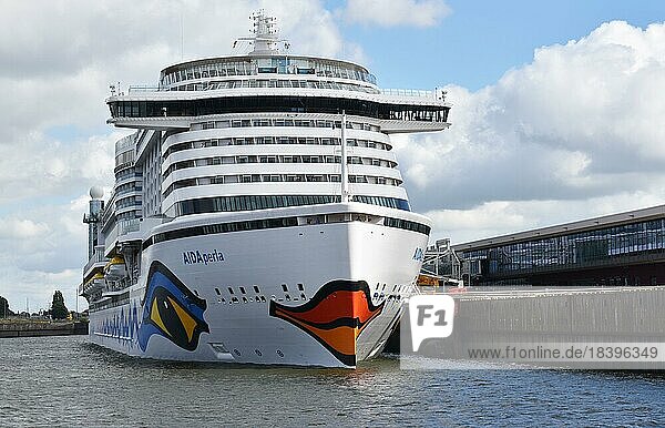 Kreuzfahrtschiff Aida perla im Hamburger Hafen  Deutschland  Europa