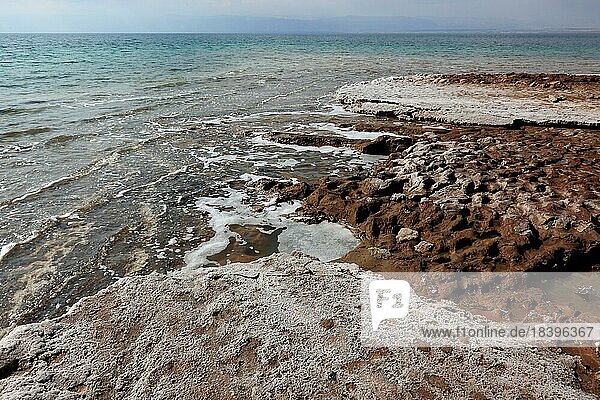 Salzablagerungen am Ufer  Totes Meer  Jordanien  Asien