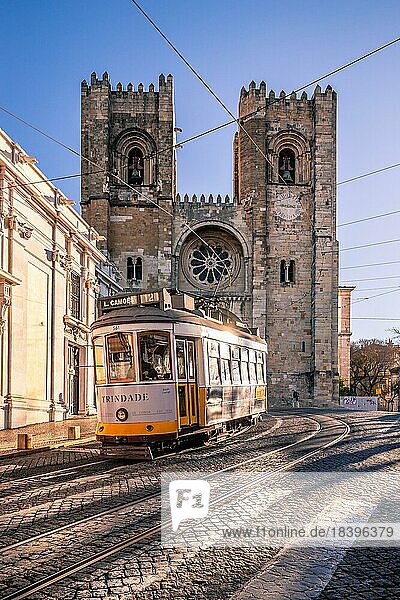 Die Historischen Straßen mit der berühmten Straßenbahn 28 vor der Kathedrale von Lissabon  Alte Häuserfronten am morgen und bei Sonnenschein  in der Altstadt von alfama  Lissabon  Portugal  Europa